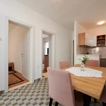 Cozy Downtown With Balcony 아파트 트로기르