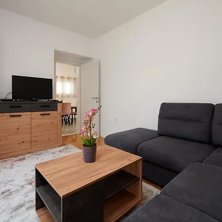 Cozy Downtown With Balcony * Trogir