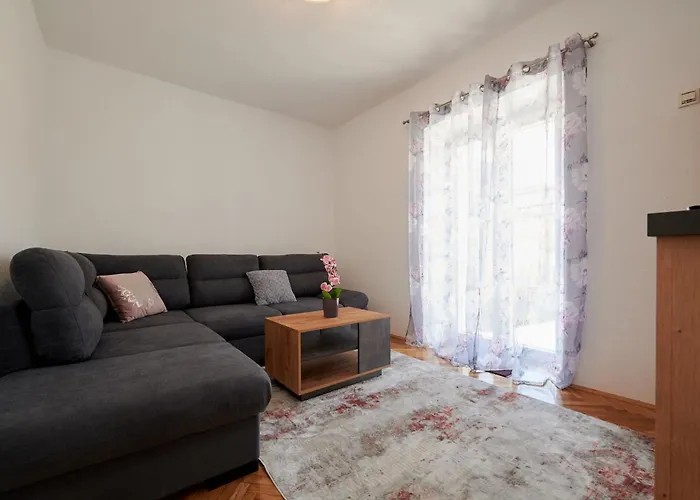 Cozy Downtown With Balcony