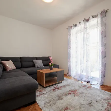 Cozy Downtown With Balcony