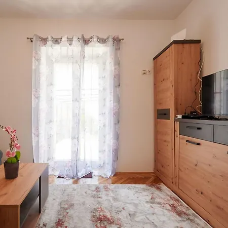 Cozy Downtown With Balcony *