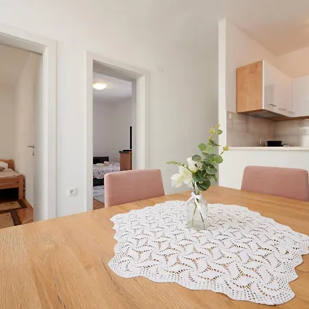 Cozy Downtown With Balcony トロギール