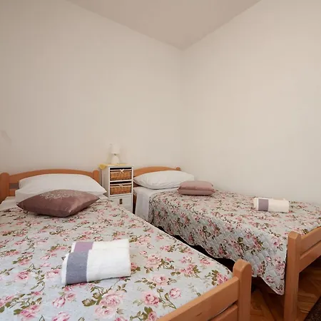 Cozy Downtown With Balcony