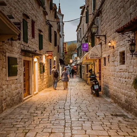 Cozy Downtown With Balcony *