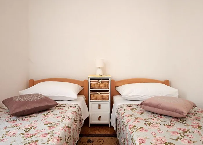 Cozy Downtown With Balcony