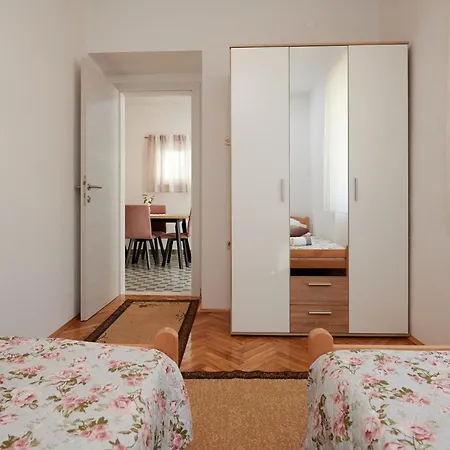 Cozy Downtown With Balcony * Trogir