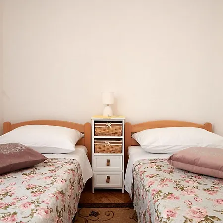 Cozy Downtown With Balcony