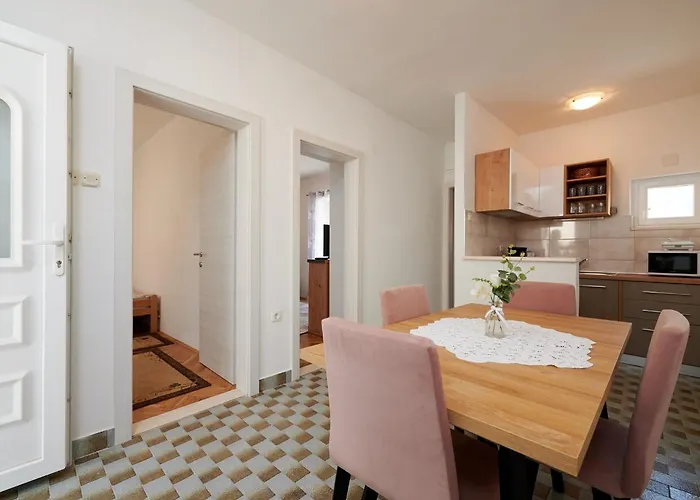 Cozy Downtown With Balcony Apartament Trogir