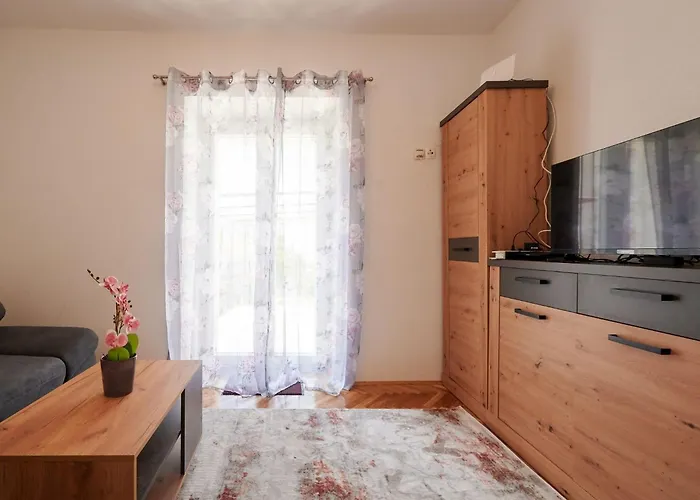 Cozy Downtown With Balcony *