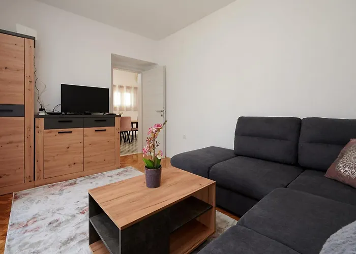 Cozy Downtown With Balcony * Trogir